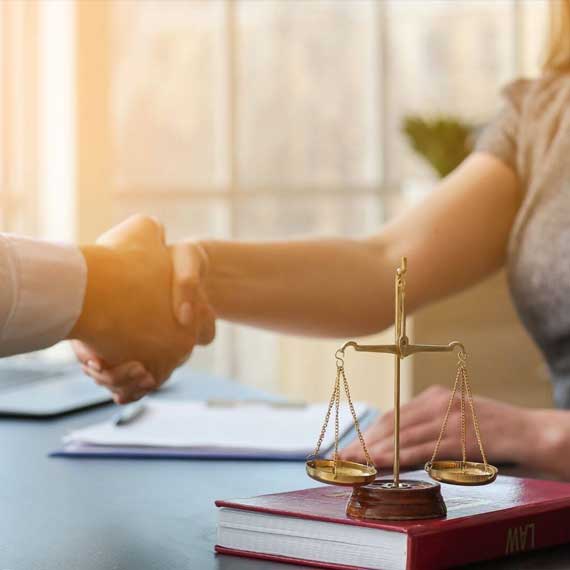 Poignée de main autour d'un bureau